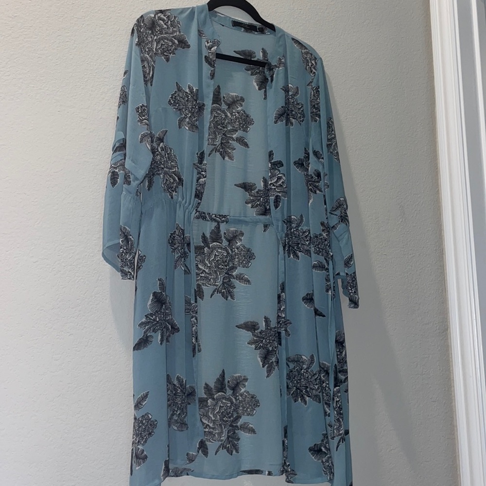 BKE Boutique floral chiffon kimono